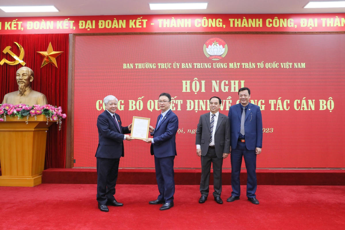 Bí thư Trung ương Đảng, Chủ tịch UBTƯ MTTQ Việt Nam Đỗ Văn Chiến trao Quyết định cho ông Nguyễn Văn Thanh. Ảnh: Quang Vinh.