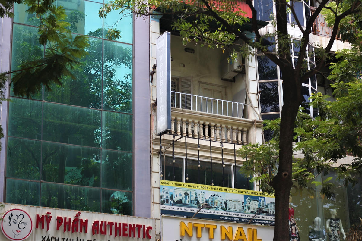 Đi dọc những khu nhà tập thể cũ trong nội đô Hà Nội, như: Thanh Xuân Bắc, Thành Công, Giảng Võ, Ngọc Khánh… không khó để bắt gặp hình ảnh những “chuồng cọp” do người dân tự chế. Ảnh: Ngọc Ánh.