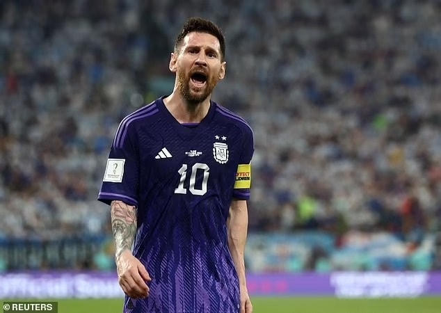 Dù không thành công trên chấm 11m, Messi vẫn hưởng trọn niềm vui khi Argentina đánh bại Ba Lan với tỷ số 2-0 để giành vé vào vòng đấu loại trực tiếp (Ảnh: Reuters).