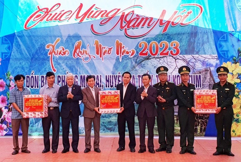 Chủ tịch Đỗ Văn Chiến cùng lãnh đạo tỉnh Kon Tum tặng quà Tết Nguyên đán Quý Mão 2023 cho huyện Sa Thầy, xã Mô Rai và Đồn Biên phòng  Mô Rai.
