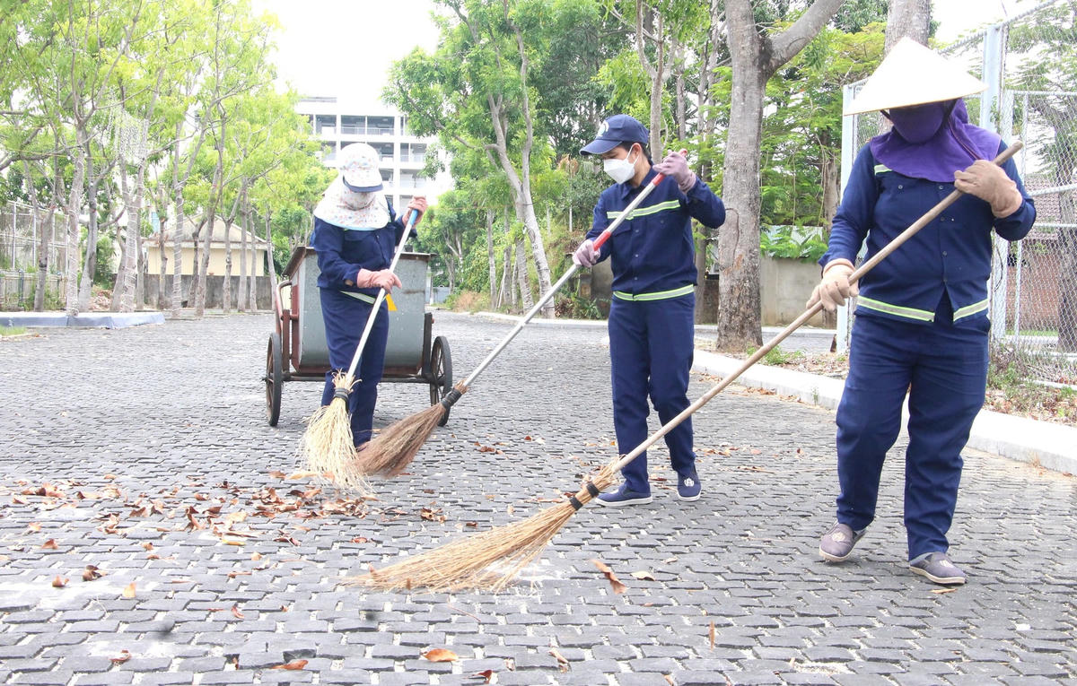 Quét dọn rác tại một công viên ở Tam Kỳ.