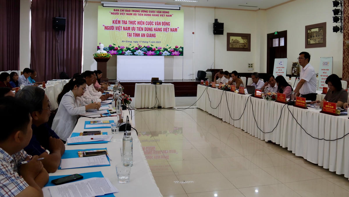 Quang cảnh buổi làm việc.