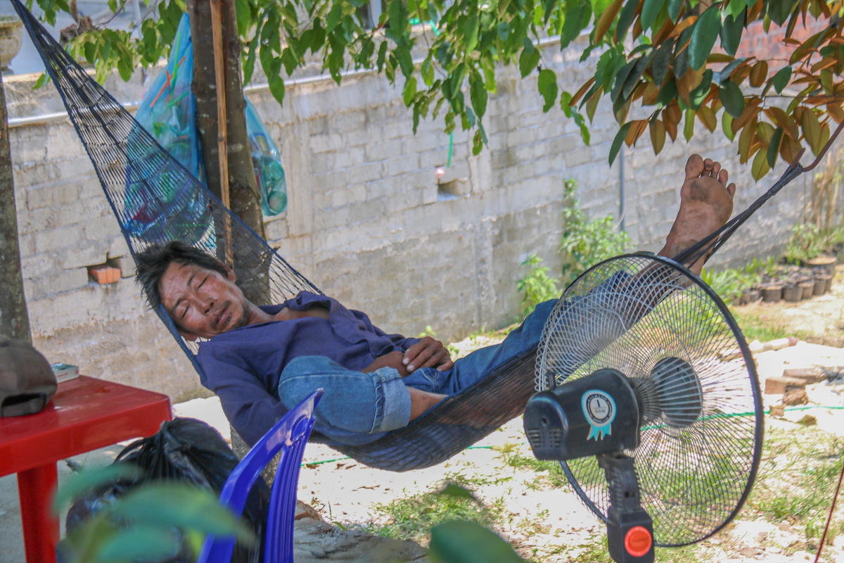 Những người đi làm xa không thể về nhà đã tìm đến các quán nước giải khát để nghỉ ngơi, tránh nóng.