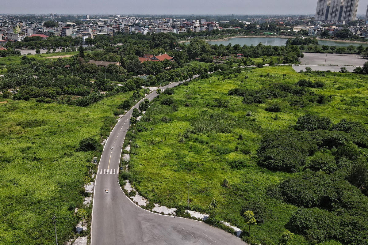 Tuy nhiên, hiện công viên Chu Văn An mới chỉ làm xong phần tường bao xác định ranh giới và một số hạng mục đường bộ, còn lại đa phần diện tích đất vẫn bỏ trống, cỏ dại mọc um tùm và là nơi tập kết rác thải, phế liệu xây dựng.