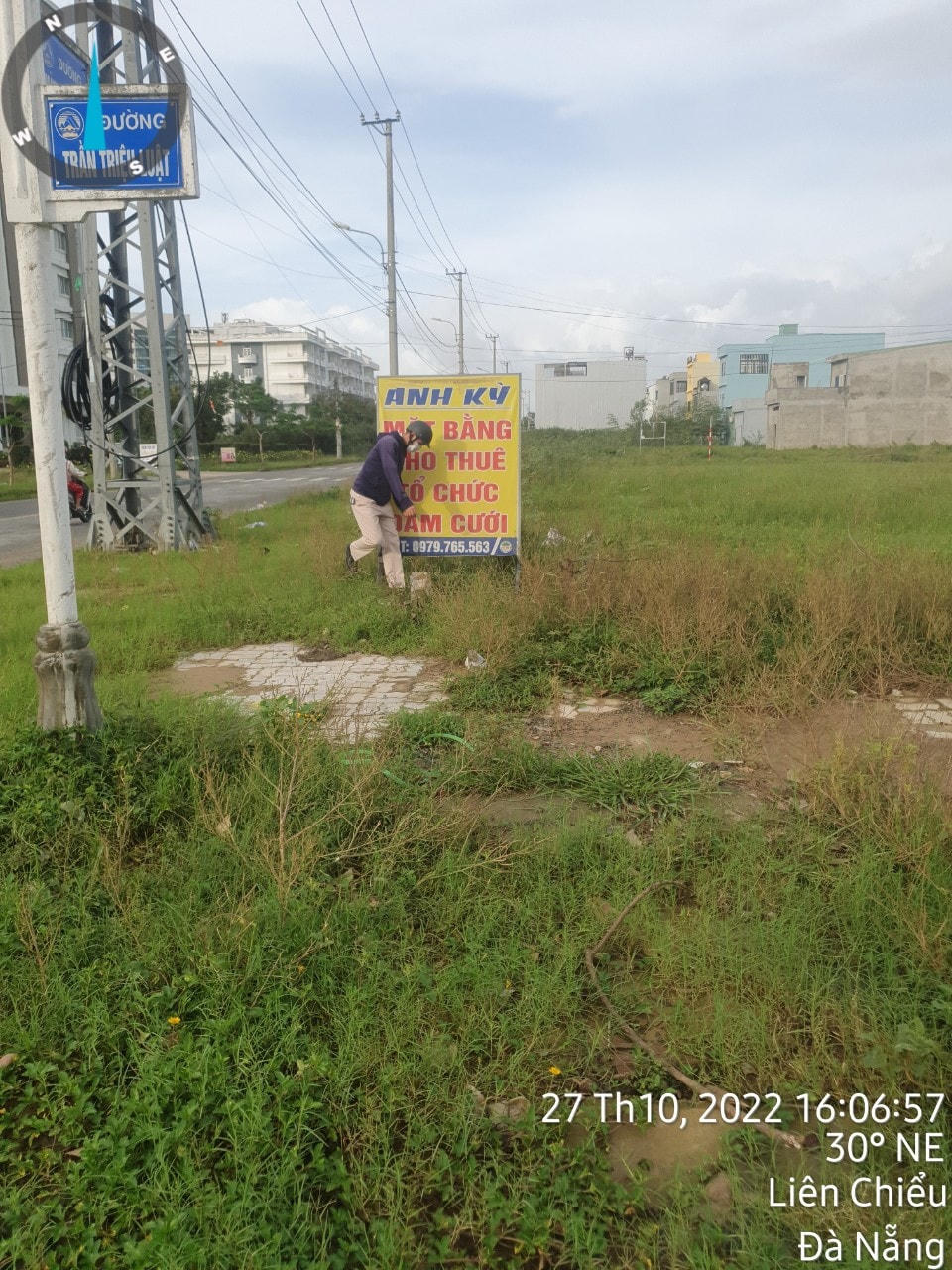 UBND phường Hoà Minh tịch thu bảng quảng cáo cho thuê mặt bằng làm đám cưới  trên diện tích đất công chưa sử dụng. Ảnh: UBND phường Hòa Minh.