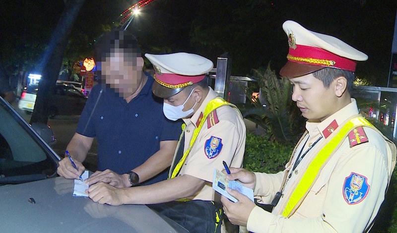 CSGT Công an tỉnh Thanh Hóa đã xử phạt 1,1 tỷ đồng đối với 290 trường hợp vi phạm nồng độ cồn.