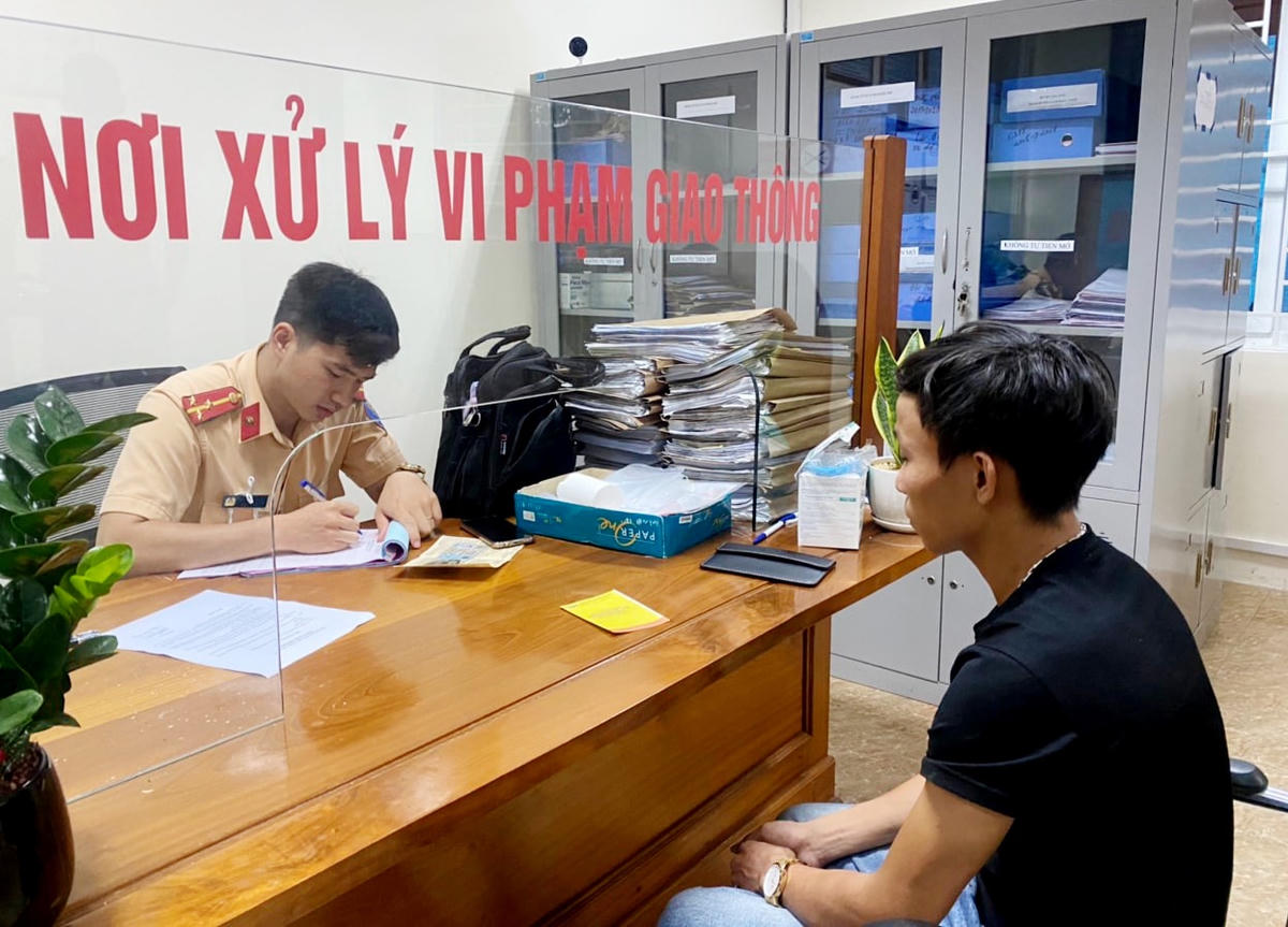 Đội CSGT Công an TP Hà Tĩnh lập biên bản xử phạt đối với Lữ Văn Quốc.