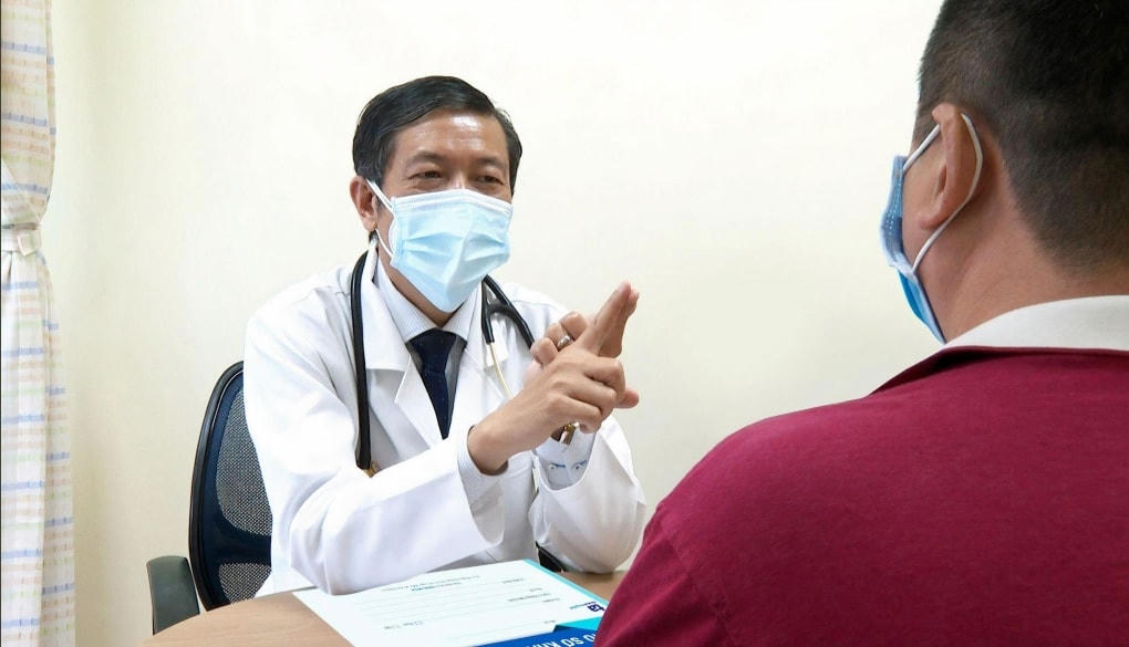 Thăm khám và tư vấn cho bệnh nhân tim mạch .Ảnh: TL.