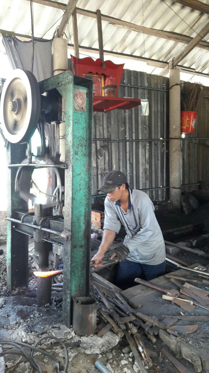 Hầu hết người dân làng rèn nơi đây chuyển dần từ làm thủ công sang máy móc. Những chiếc máy dập thép được đầu tư tạo năng suất cao hơn. 