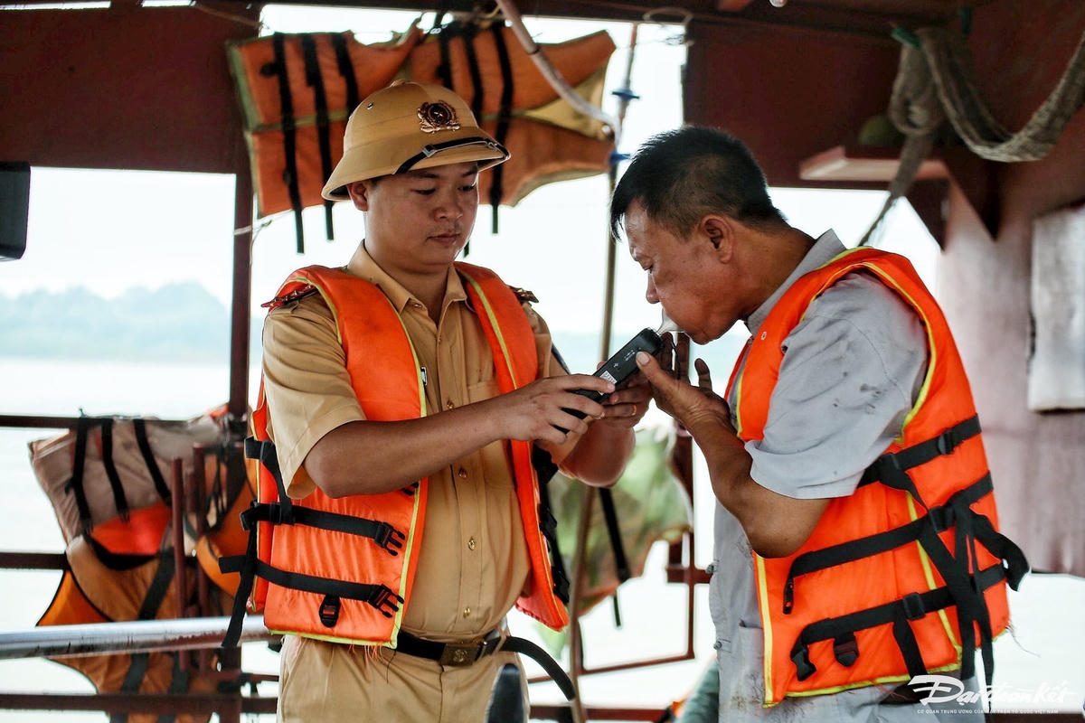 csgt_kiem_tra_tau_thuyen_truoc_mua_mua_bao-le-khanh1.jpg