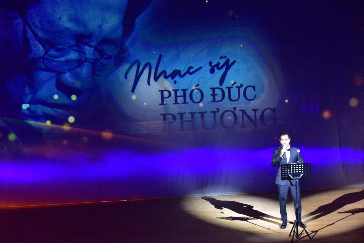 Ca sĩ Lê Anh Dũng thể hiện ca khúc "Nhớ nhạc sĩ Phó Đức Phương".