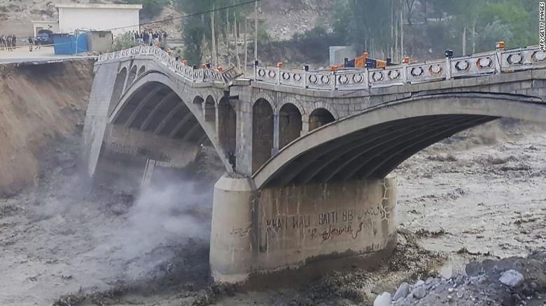 Một cây cầu bị sập do lũ quét từ hồ băng tan chảy ở làng Hassanabad, thuộc huyện Hunza phía Bắc Pakistan hồi tháng 5.