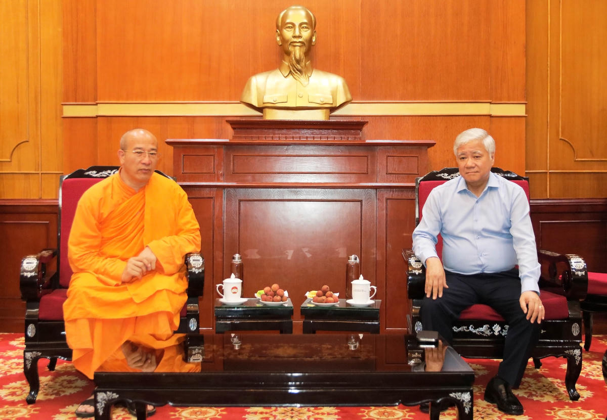 Chủ tịch Đỗ Văn Chiến trò chuyện cùng Đại đức Thích Trúc Thái Minh, Trụ trì Chùa Ba Vàng.