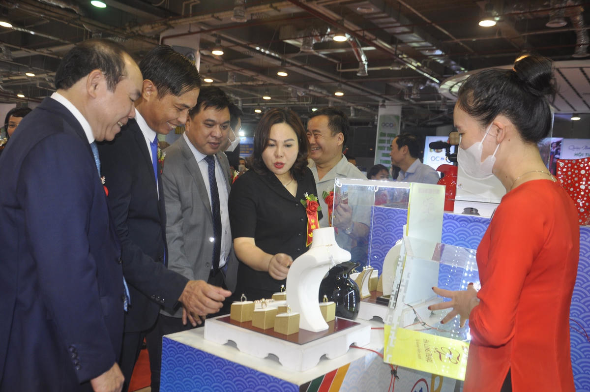 Các đại biểu tham quan các gian hàng tại Hội chợ.