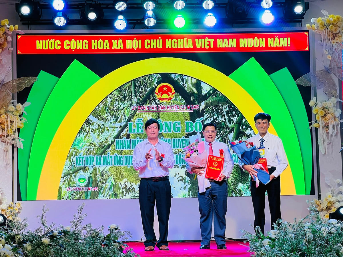 Lãnh đạo UBND tỉnh Đắk Lắk trao quyết định và chứng nhận nhãn hiệu Sầu riêng Cư M’gar cho UBND huyện Cư M’gar.
