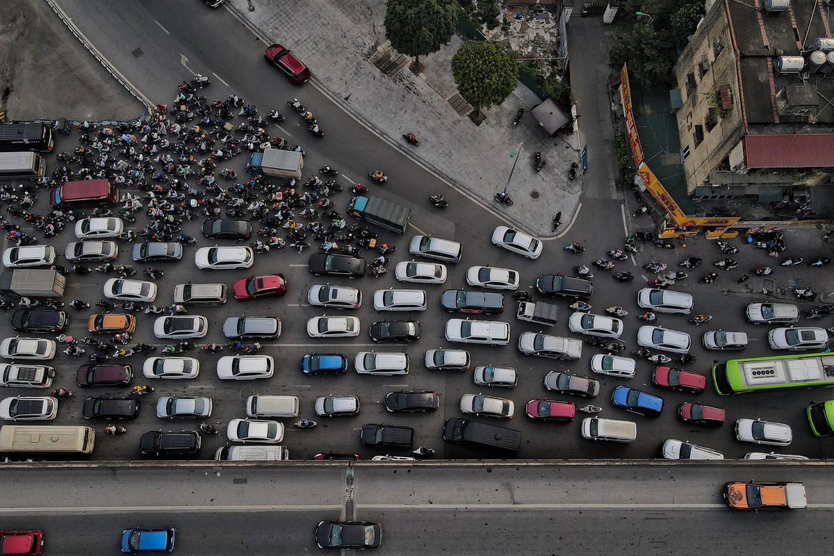 Phía dưới đường Vành đai 3 các phương tiện khó khăn di chuyển.