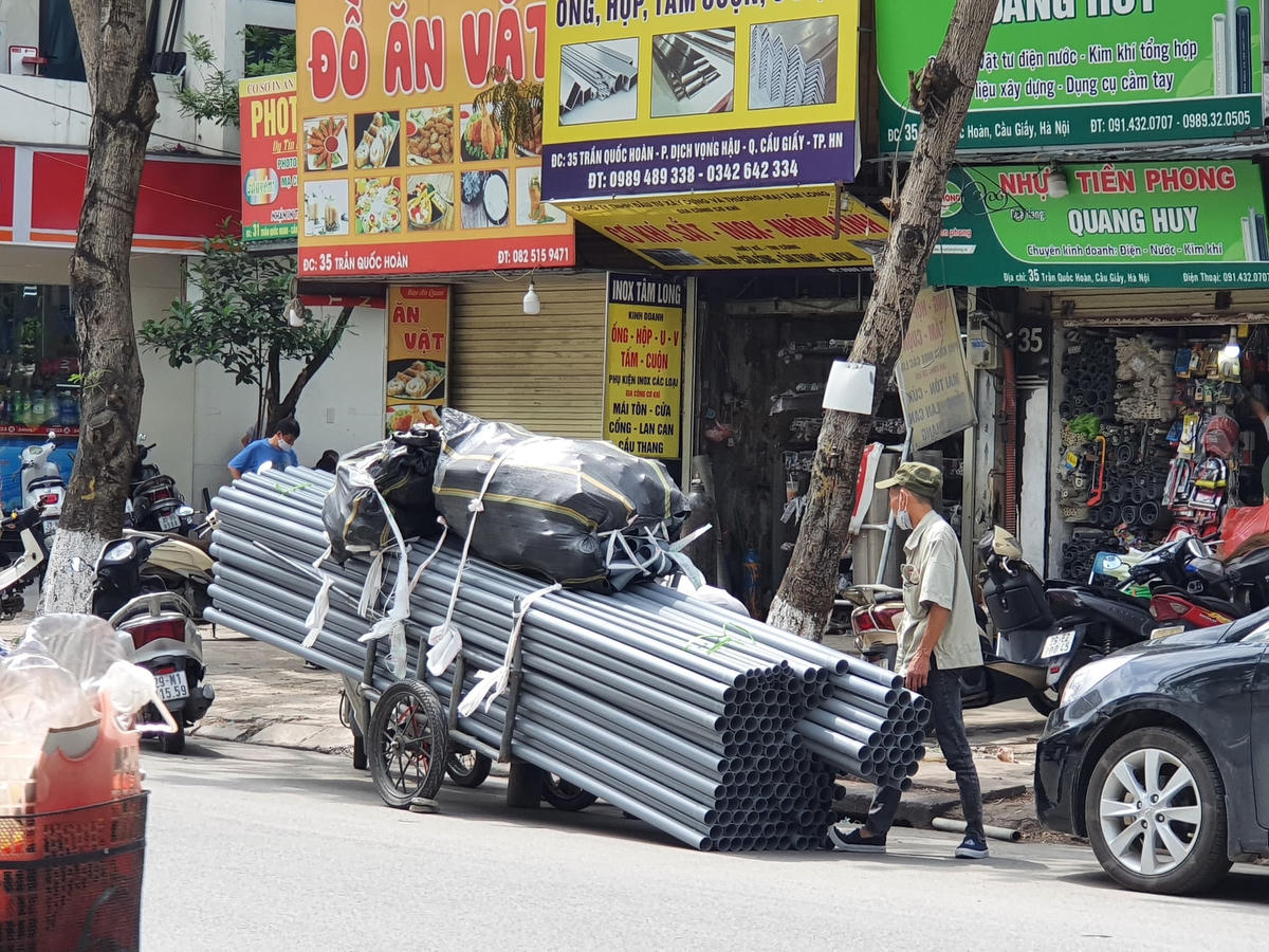 Những chiếc xe tự chế, xe thô sơ chở hàng cồng kềnh trở thành nỗi ám ảnh của người dân mỗi khi ra đường. 