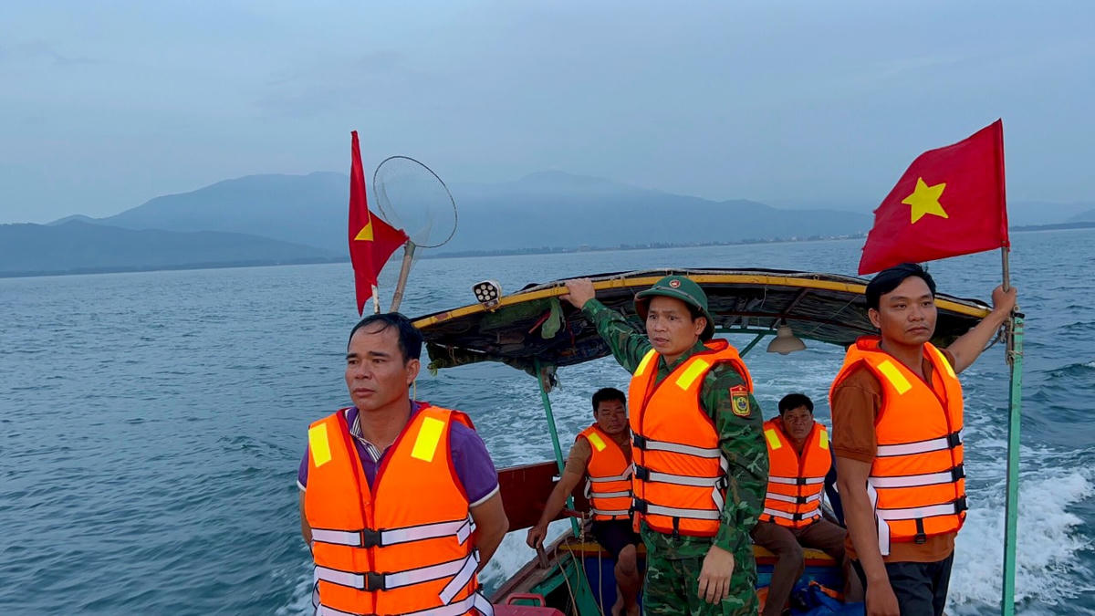 Lực lượng chức năng vẫn đang nỗ lực tìm kiếm ngư dân còn lại.
