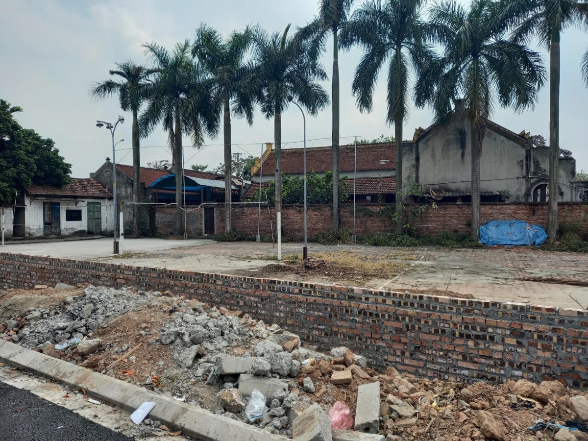 Khu vực II di tích Đình Chùa Vàng bị đập phá tường bao.