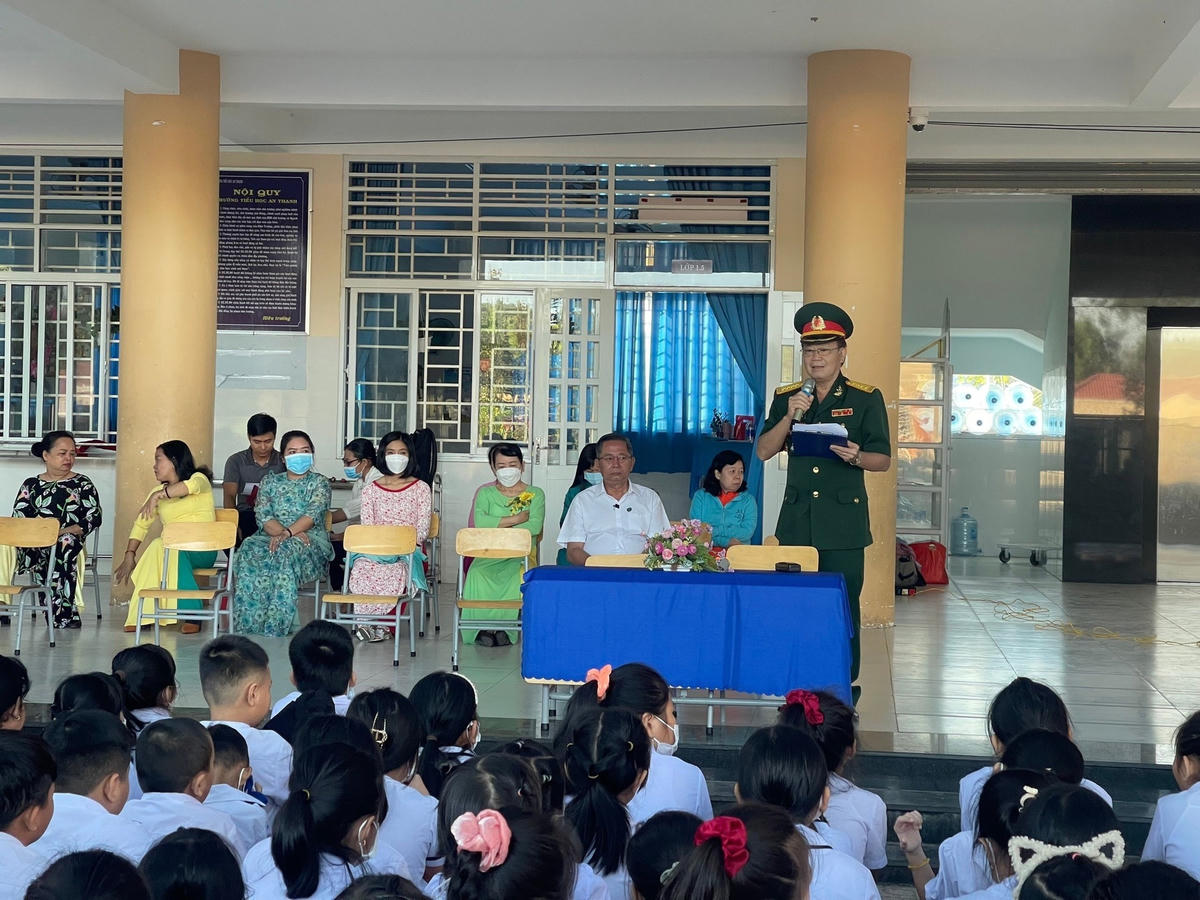 Cựu chiến binh Nguyễn Văn Tiền tuyên truyền về Truyền thống Quân đội Nhân dân Việt Nam cho học sinh.