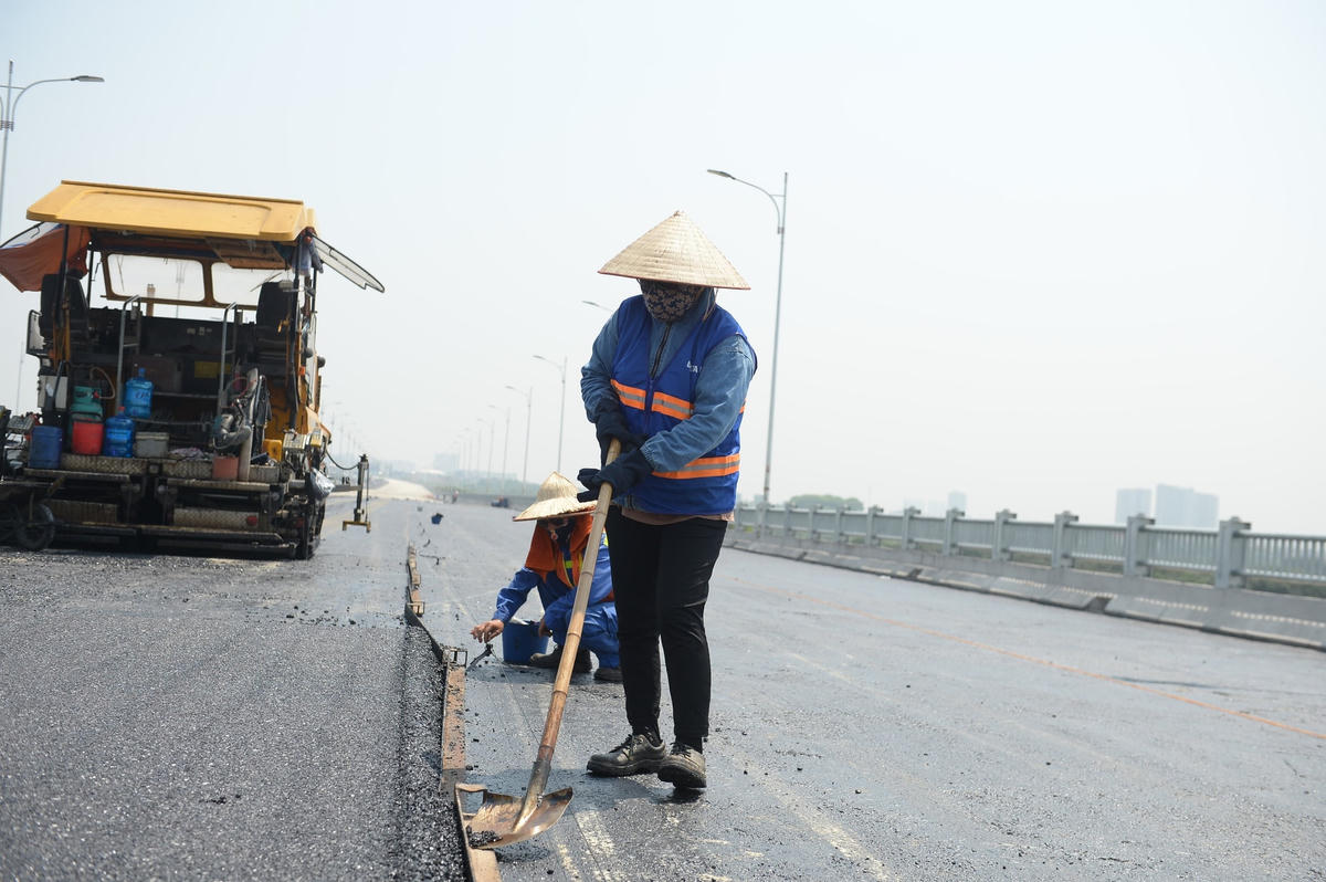 Hối hả thi công dưới thời tiết 'đổ lửa' đưa cầu Vĩnh Tuy 2 hoàn thành trong tháng 9/2023