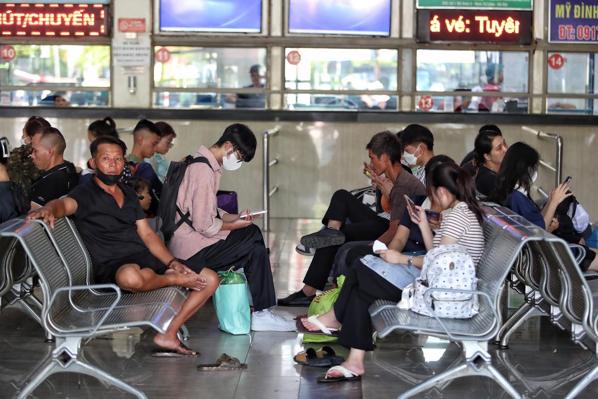 Do sợ lượng khách đông ngay từ đầu giờ chiều ngày 31/8 lượng người ùn ùn đổ về bến xe.