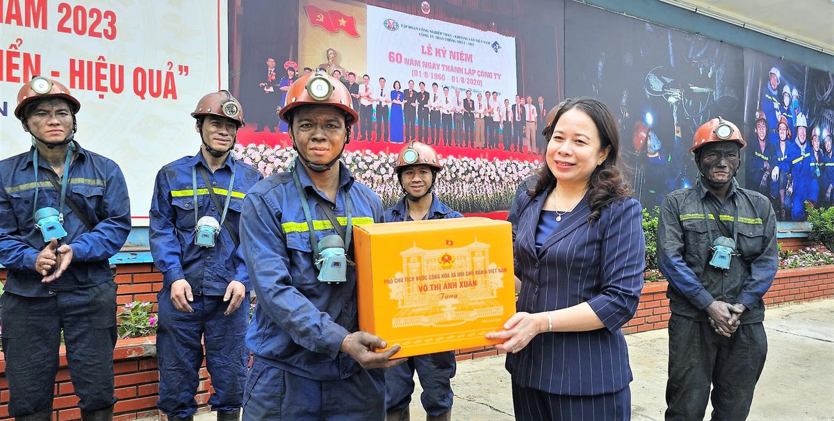 Phó Chủ tịch nước Võ Thị Ánh Xuân tặng quà cho công nhân Công ty Than Thống Nhất.