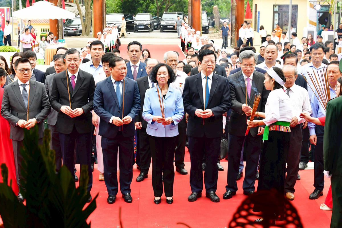Sáng cùng ngày, tại huyện Lương Sơn, Đoàn ĐBQH tỉnh Hòa Bình cùng lãnh đạo Ban Tổ chức Trung ương, lãnh đạo tỉnh Hòa Bình đã dự Lễ khánh thành công trình tôn tạo di tích Bác Hồ về thăm Tập đoàn sản xuất Chí Hòa và đón nhận Bằng công nhận Di tích lịch sử - Văn hóa cấp tỉnh cho di tích Cơ sở A2, Báo Nhân dân. Trong ảnh, các đại biểu dâng hương tưởng niệm tại Nhà tưởng niệm Bác Hồ nằm trong khu di tích...