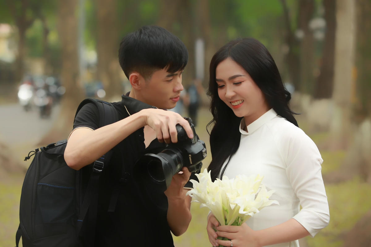 Chị Nguyễn Thu Hương chia sẻ, cứ độ lá vàng rơi trên tuyến phố này là chị lại lập tức liên hệ với các tiệm chụp hình để chụp lại nhưng khoảnh khắc đẹp cùng với chiếc áo dài trắng tinh khôi trên con đường lá vàng này.