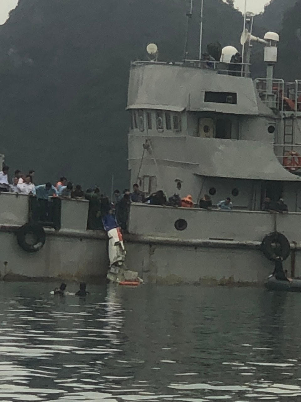 Trục vớt, đưa trực thăng gặp nạn vào đảo Cát Bà để điều tra nguyên nhân