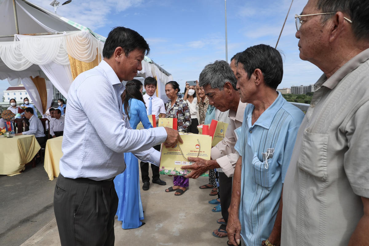 Ông Hei Bavy, Uỷ viên Trung ương Đảng Nhân dân Campuchia, Phó Chủ tịch Hội đồng quốc gia Mặt trận đoàn kết phát triển Tổ quốc Campuchia, Phái đoàn Chính phủ Vương Quốc Campuchia phụ trách Tổng Cục cảng Tự hành Phnom Penh trao 30 suất quà cho các hộ gia đình có hoàn cảnh đặc biệt khó khăn tại Campuchia và tại tỉnh An Giang.