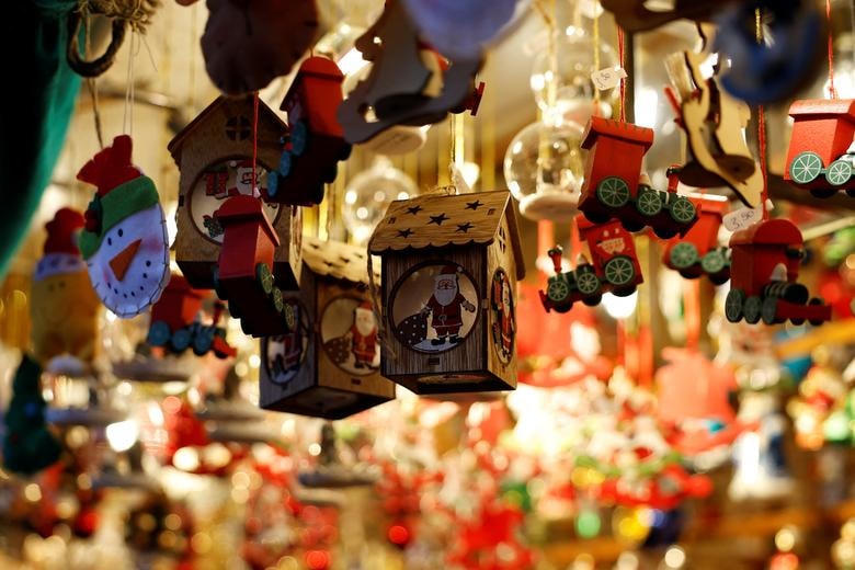 Đồ trang trí Giáng sinh được trưng bày tại "Nuernberger Christkindlesmarkt" (Chợ Chúa Hài đồng), một trong những chợ Giáng sinh lâu đời nhất thế giới, ở Nuremberg, Đức.