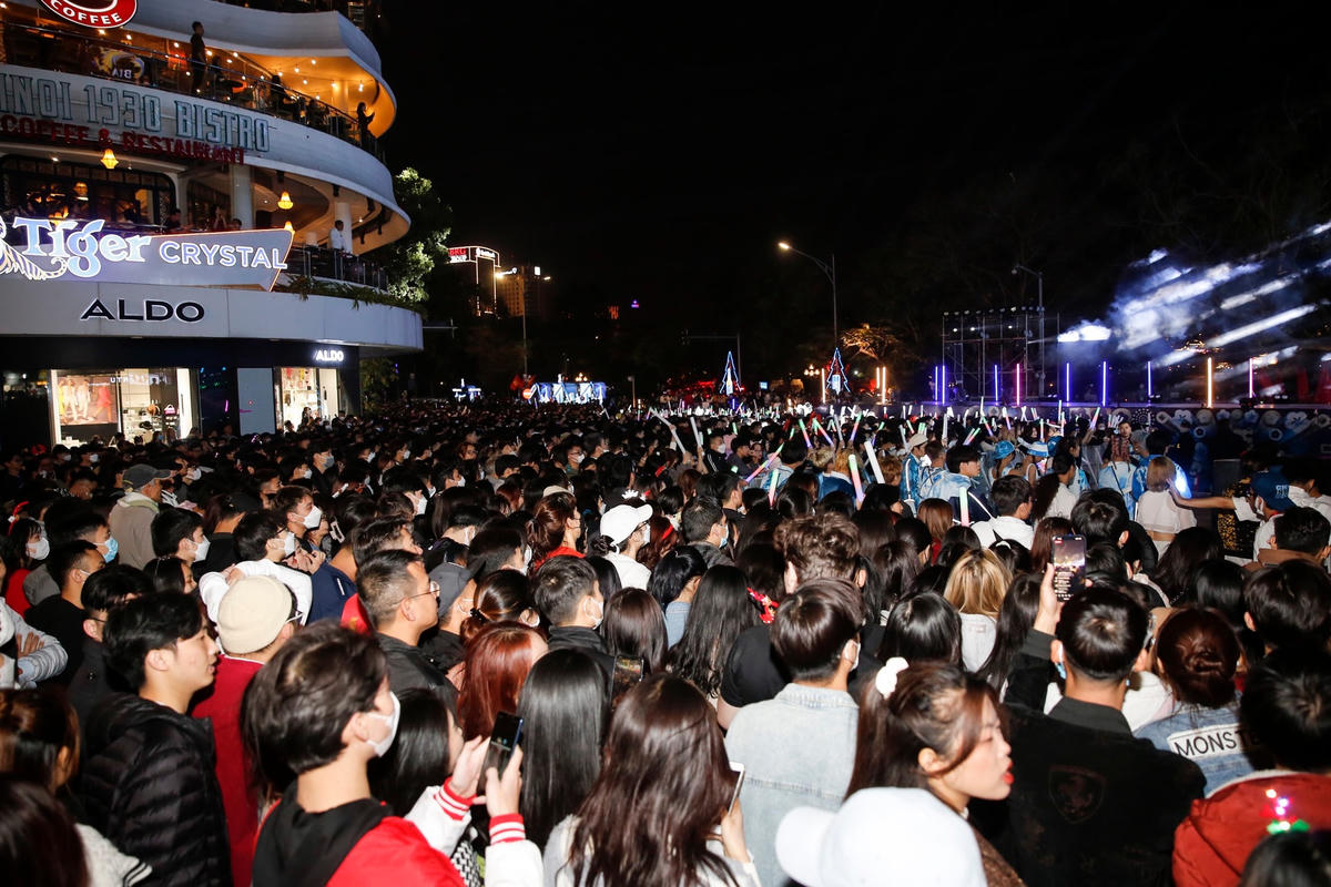 Ghi nhận của PV Báo Đại Đoàn Kết, khoảng 18h, hàng nghìn người dân đã đổ về đây, chờ xem chương trình ca nhạc.
