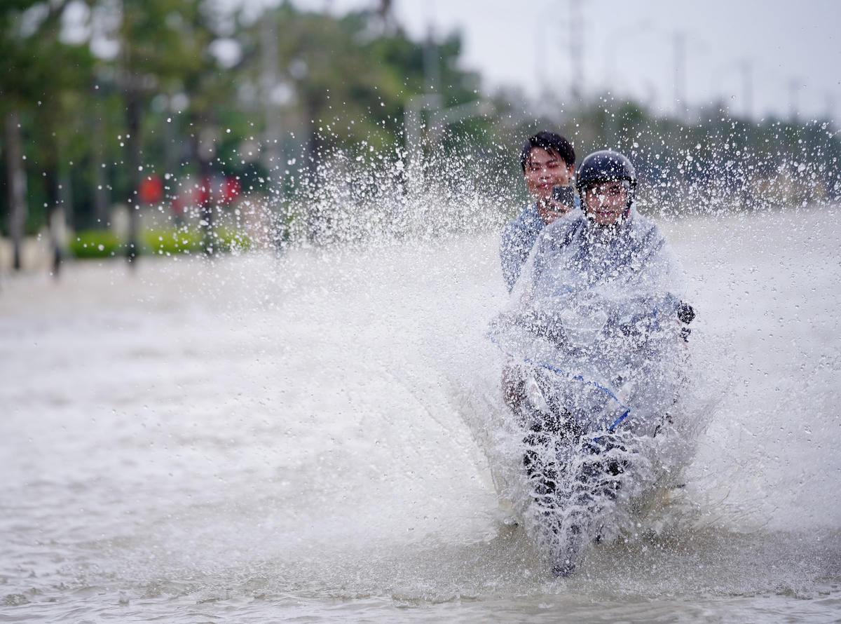 Nhiều tuyến đường tại huyện Lộc Hà (Hà Tĩnh) ngập sâu trong nước. 