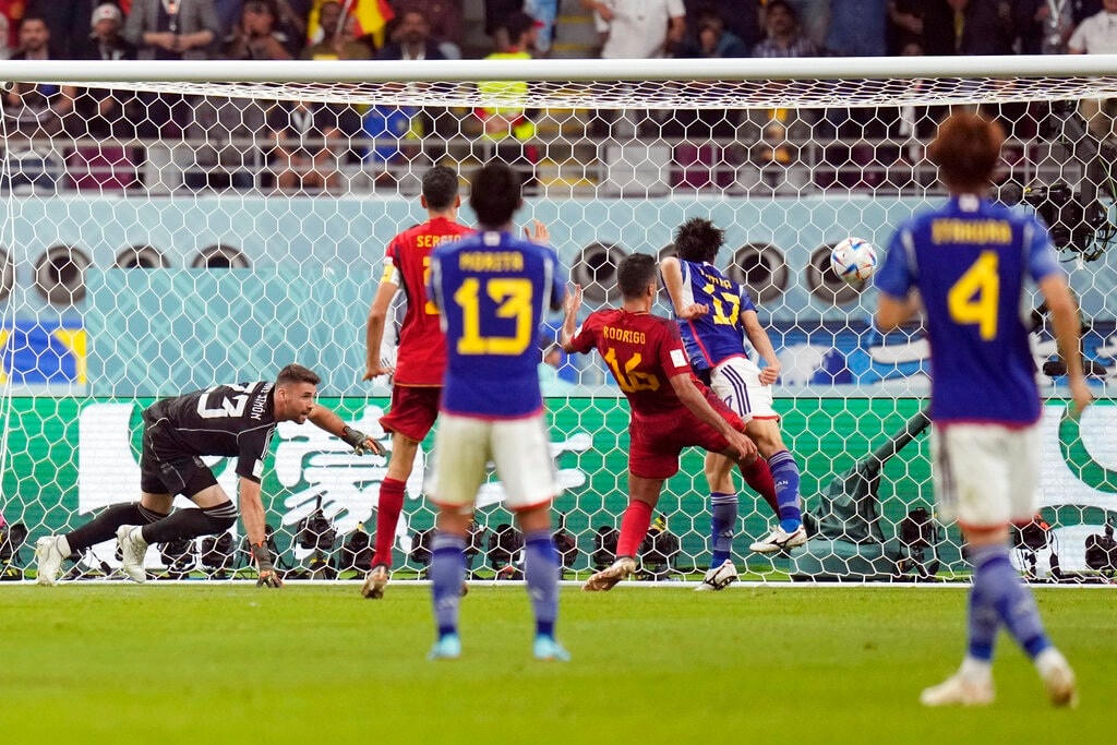 Ao Tanaka nâng tỷ số lên 2-1 cho Nhật Bản (Ảnh: AP).