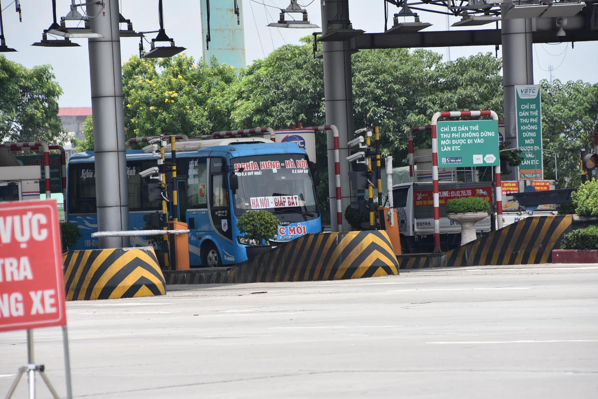 Trước những bất cập phát sinh trong những ngày cuối cùng trước khi áp dụng thu phí không dừng, Bộ GTVT mới đây cũng đã có văn bản yêu cầu các nhà cung cấp làm rõ nguyên nhân, xử lý trách nhiệm của các cá nhân, đơn vị khi để xảy ra lỗi kỹ thuật, gây ùn tắc, khó khăn cho người và phương tiện dán thẻ tham gia dịch vụ thu phí không dừng.