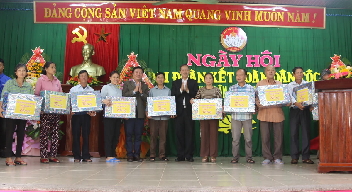 Cùng với đó, 4 hộ dân tại liên KDC xã Hải Chánh cũng được nhận 4 ngôi nhà Đại đoàn kết từ Quỹ “Vì người nghèo” Trung ương do Phó Chủ tịch Ủy ban Trung ương MTTQ Việt Nam Nguyễn Hữu Dũng trao tặng. Lãnh đạo Trung ương, lãnh đạo địa phương cũng trao tặng cán bộ và Nhân dân liên KDC xã Hải Chánh nhiều phần quà khác.