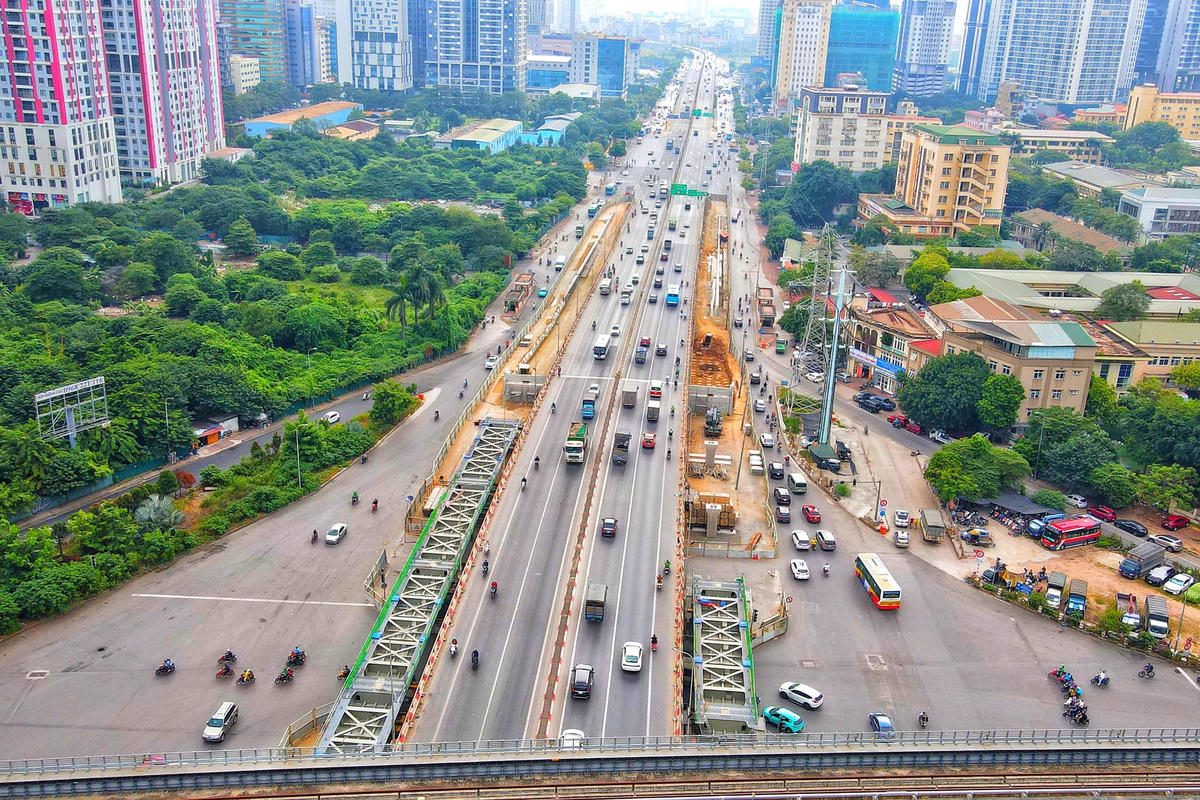Dự án xây dựng hai đơn nguyên cầu đô thị và tổ chức giao thông nút giao Mai Dịch thuộc đường Vành đai 3 TP Hà Nội, được triển khai với chiều dài khoảng 700m.