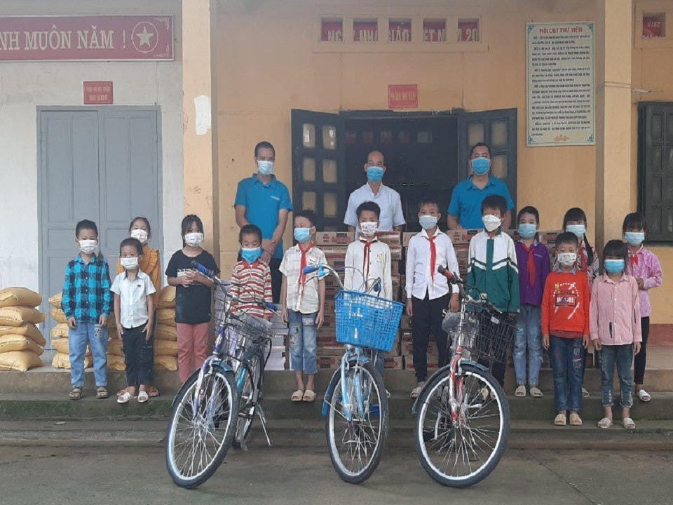 Anh Duy Thân cùng bạn bè quyên góp, tích lũy kinh phí từ các nhà hảo tâm và thực hiện hoạt động thiện nguyện tặng quà bằng hiện vật, quần áo, chăn ấm... cho người dân có hoàn cảnh khó khăn và tại các điểm trường học thiếu cơ sở vật chất nhân dịp lễ, tết.