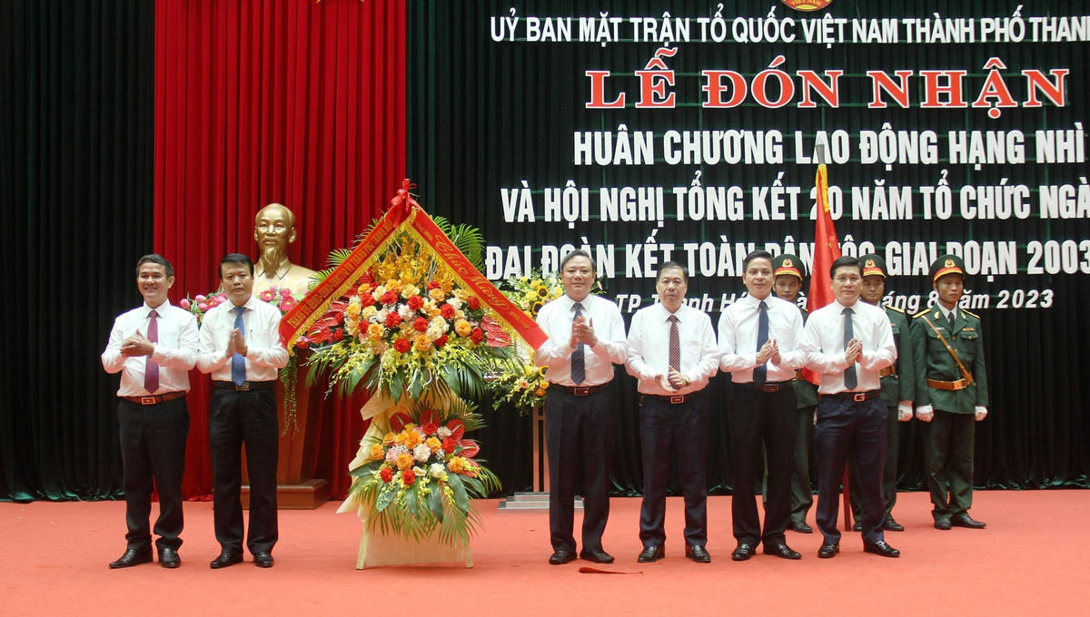 Ông Lê Anh Xuân, Bí thư Thành ủy TP Thanh Hóa cùng lãnh đạo thành phố đã tặng lẵng hoa và Giấy khen của Chủ tịch UBND TP Thanh Hóa cho 20 tập thể, 20 cá nhân có thành tích xuất sắc trong tổ chức Ngày hội Đại đoàn kết toàn dân tộc, giai đoạn 2003 – 2023.
