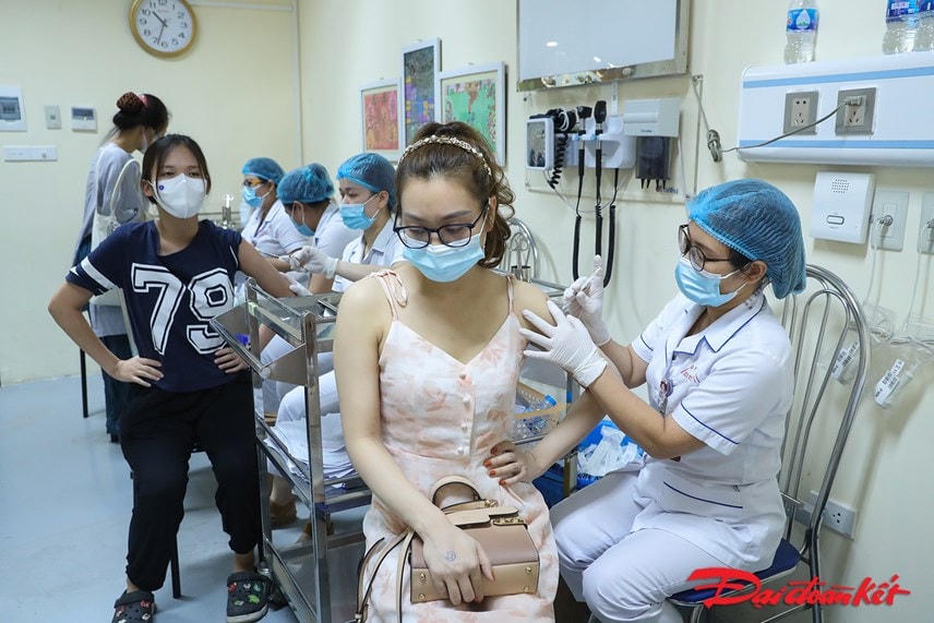 Tiêm vaccine ngừa Covid-19 cho người dân. Ảnh: Quang Vinh.