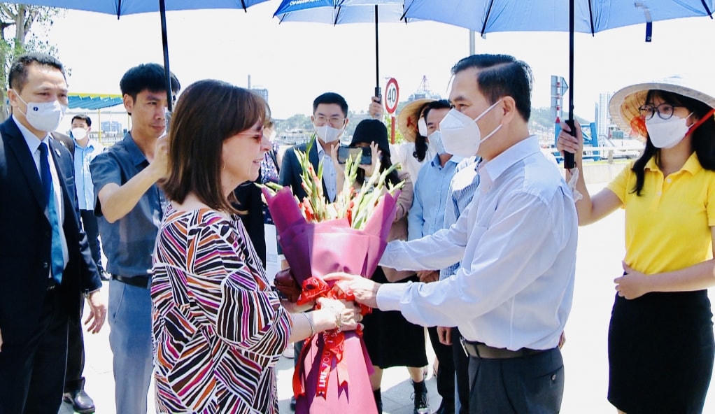 Ông Bùi Văn Khắng, Phó Chủ tịch UBND tỉnh Quảng Ninh tặng hoa, chào mừng Tổng thống Hy Lạp Katerina Sakellaropoulou cùng Đoàn đại biểu cấp cao Hy Lạp đến tham quan Vịnh Hạ Long. Ảnh: QMG.
