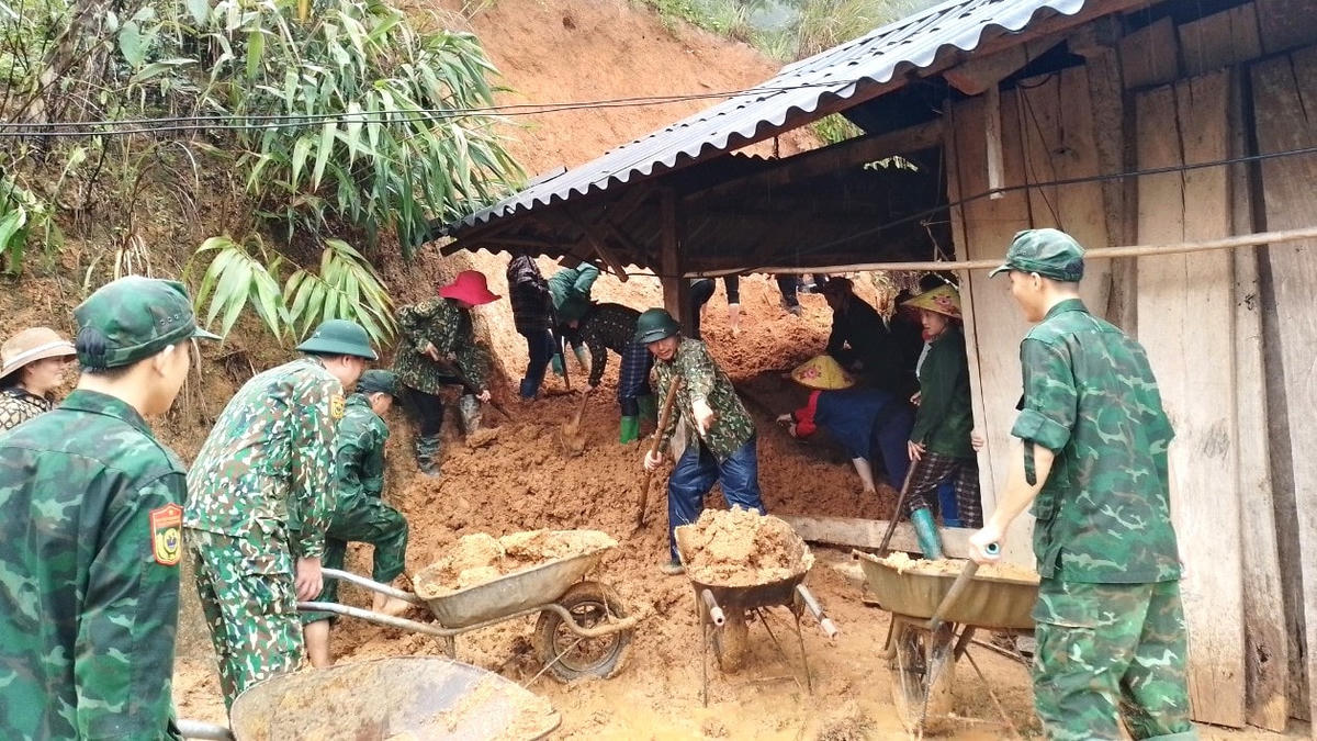 Thanh Hóa: Cán bộ Biên phòng giúp dân sơ tán khỏi khu vực sạt lở