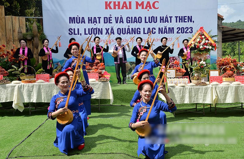 Các tiết mục hát dân tộc đặc sắc tại chương trình. Nguồn: Báo Lạng Sơn.