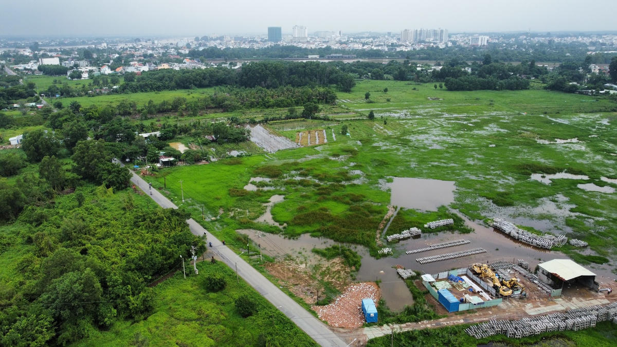 Địa điểm thi công nút giao của đường dẫn đầu cầu nối đường Đặng Văn Trơn phía phường Hiệp Hòa chưa được thi công nhìn từ trên cao. Ảnh: Mạnh Thìn.