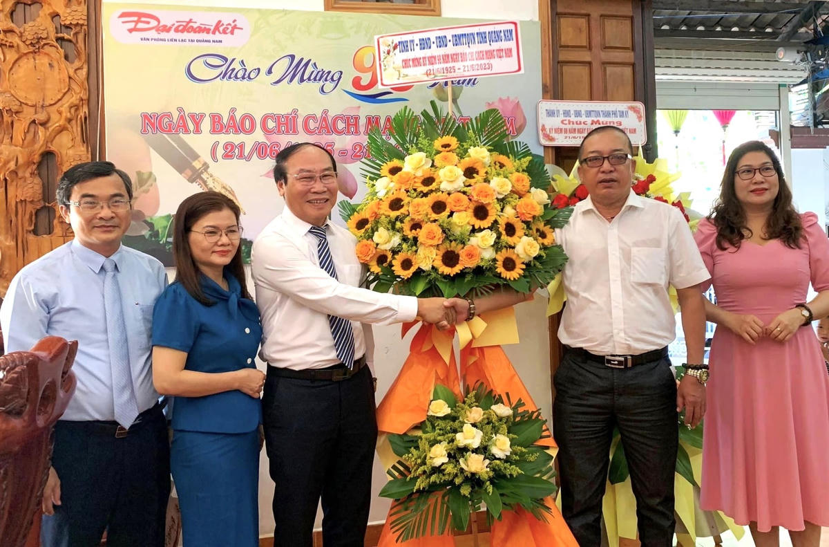 Ông Võ Xuân Ca tặng hoa chúc mừng Văn phòng liên lạc Báo Đại Đoàn Kết.