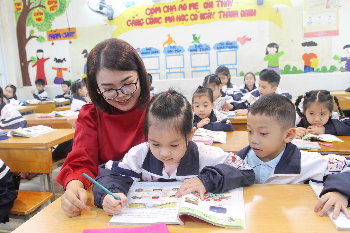 Cô Hiền cùng các em học sinh.