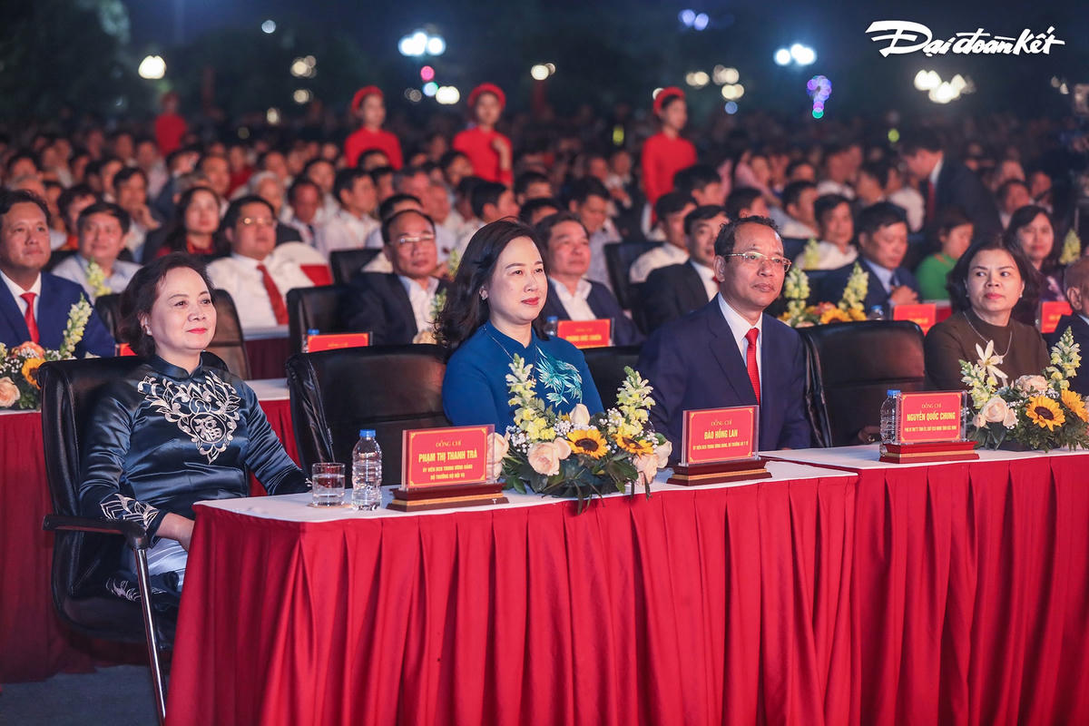 Các đại biểu cùng đông đảo nhân dân tới dự Lễ kỷ niệm.