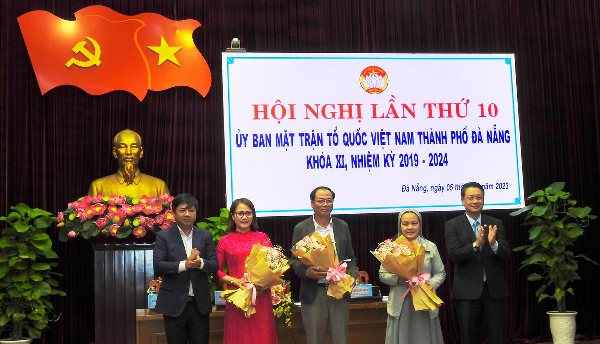 Phó Bí thư Thường trực Thành ủy, Chủ tịch HĐND TP Lương Nguyễn Minh Triết và Chủ tịch Ủy ban MTTQ Việt Nam TP Đà Nẵng Ngô Xuân Thắng, chúc mừng tân Phó Chủ tịch cùng các vị tân Ủy viên Ủy ban MTTQ Việt Nam TP. Ảnh Thanh Tùng.
