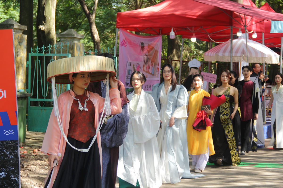 anh-bai-tren-ben-phai.jpg